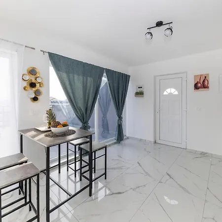 Penthouse Laurus * بيتريتْشاني