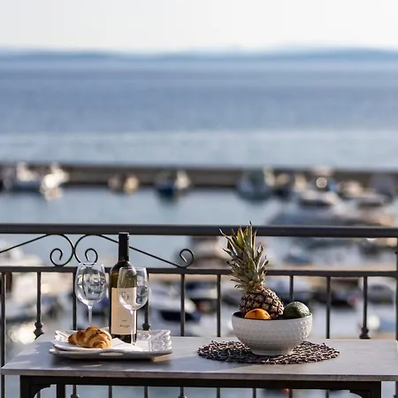 Penthouse Laurus شقة بيتريتْشاني
