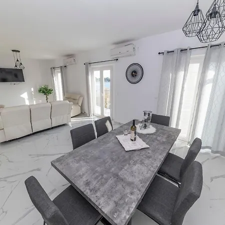 شقة Penthouse Laurus بيتريتْشاني