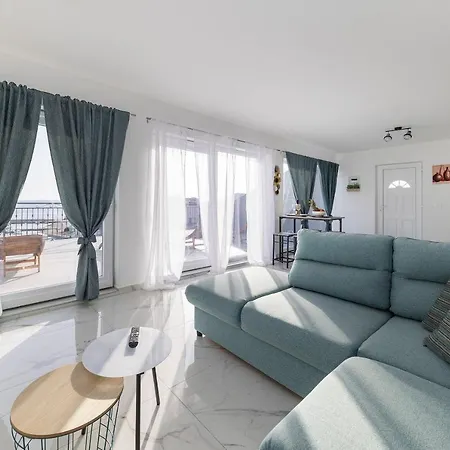Penthouse Laurus بيتريتْشاني