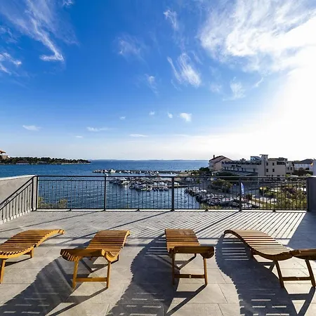 Penthouse Laurus *