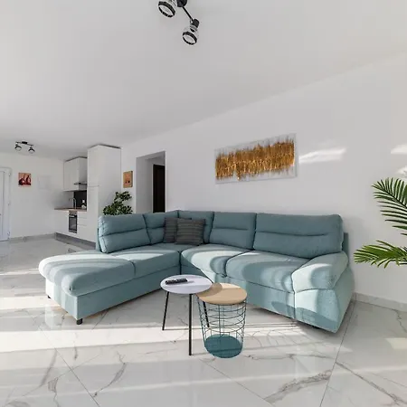 Penthouse Laurus *